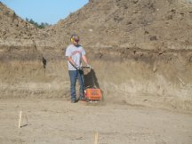 Compacting the earth in the pit