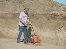 Compacting the earth in the pit